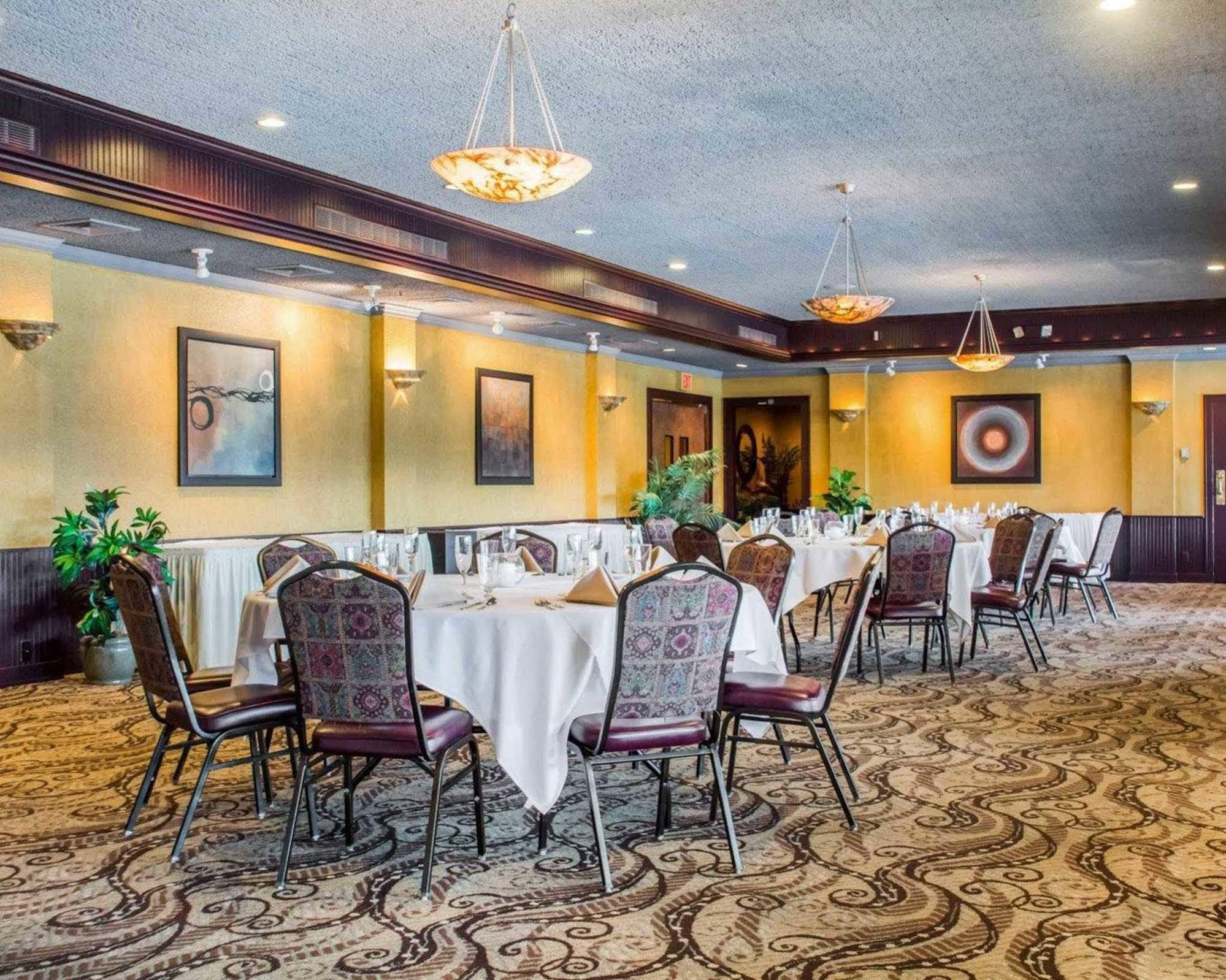 Clarion Hotel & Suites Riverfront Oswego Eksteriør billede