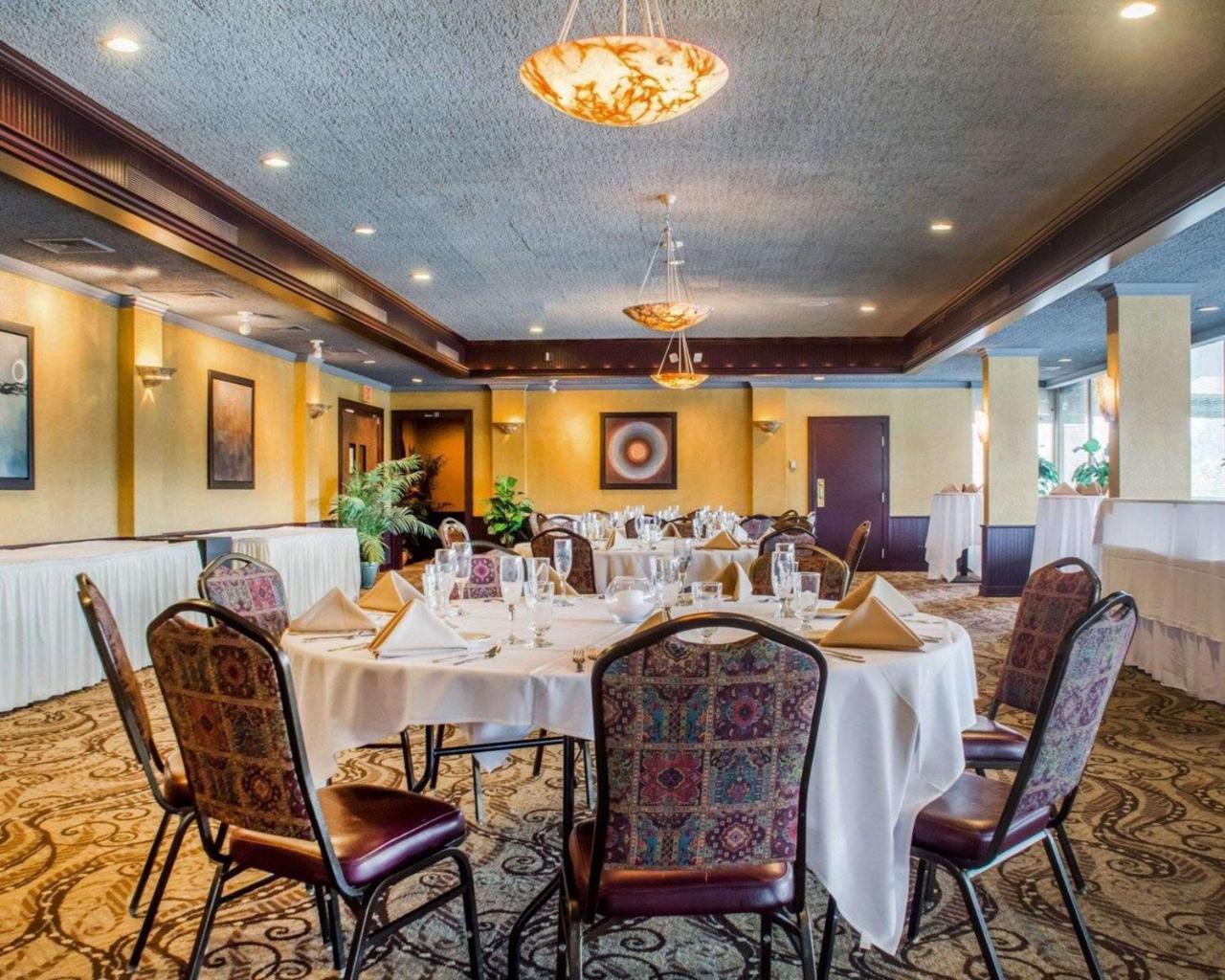 Clarion Hotel & Suites Riverfront Oswego Eksteriør billede